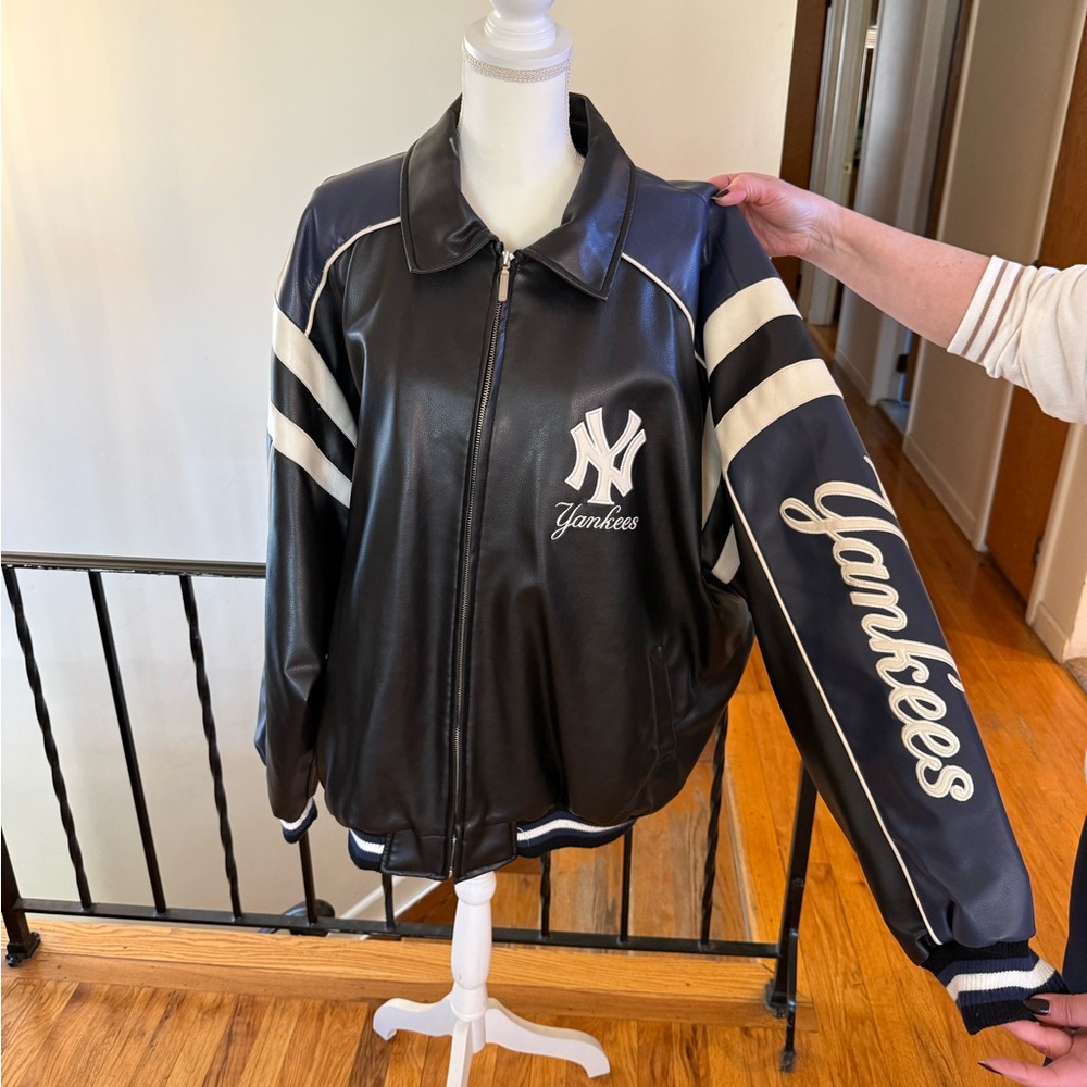 Vintage GIII- Carl Banks Black & White Faux Leather Bomber Jacket. Size XL